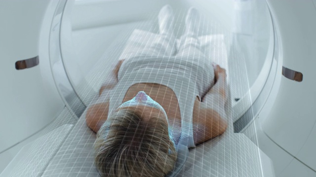 女性病人躺在CT或PET或MRI扫描床上，在扫描她的大脑和身体时在机器里移动。增强现实概念与视觉效果的医学实验室与高科技设备。