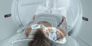 躺在CT或PET或MRI扫描床上的女性患者，在机器扫描她的大脑和重要参数时移动。医用实验室高科技设备的视觉特效增强现实概念。