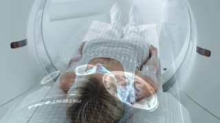 躺在CT或PET或MRI扫描床上的女性患者，在机器扫描她的大脑和重要参数时移动。医用实验室高科技设备的视觉特效增强现实概念。视频素材模板下载