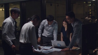千禧一代亚洲商务人士开会头脑风暴的想法，新的文书项目同事一起工作，规划成功的策略，享受团队在小型现代夜间办公室。视频素材模板下载