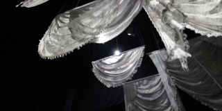 剧院灯光斜坡天花板装饰白色垂饰后台戏剧记录片表演