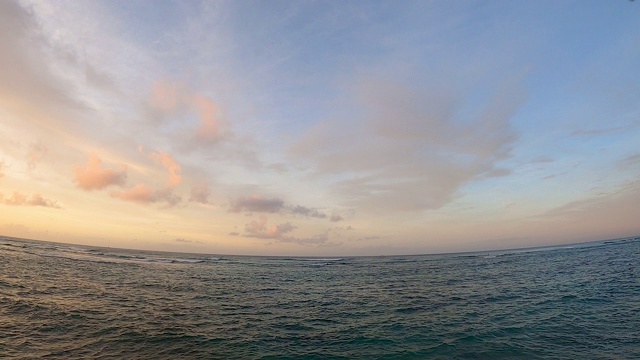 广角视野的深海日出，与弯曲的地平线。