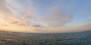 广角视野的深海日出，与弯曲的地平线。