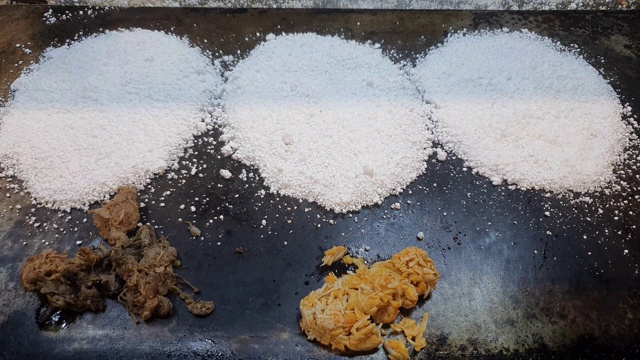 在巴西的街头市场上准备木薯粉