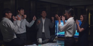 亚洲商人在晚上办公室的会议室里，在交易和签署合同或协议后庆祝送五。