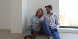 快乐幸福的年轻夫妇享受他们在新房子的第一天