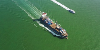 航拍远洋运输集装箱船