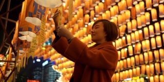 中国春节期间提灯笼的女人