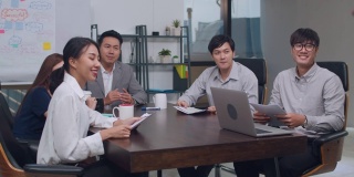 亚洲业务有会议视频电话会议头脑风暴关于新项目的想法同事一起工作计划策略享受办公室的团队合作。