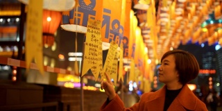 中国春节期间提灯笼的女人