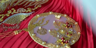 婚礼当天的中国折扇。