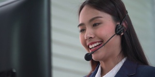 在呼叫中心工作，戴耳机的女性客户服务接线员