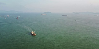 鸟瞰图船在海上运输的集装箱船