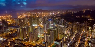 无人机夜间在香港九龙人口密集的地区，孟角区有许多住宅楼。