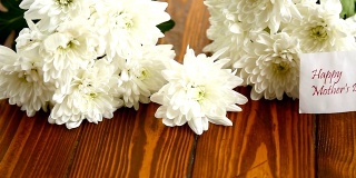 木桌上放着一束白菊