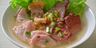 猪内脏血冻汤碗配米饭-亚洲风味
