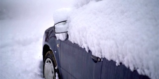 在寒冷的冬天，白雪覆盖了停在雪地街道上的汽车
