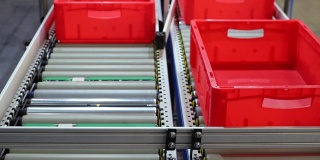 自动化的仓库操作，红盒子沿着自动化的仓库线移动