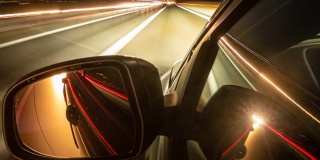 汽车在夜间行驶在高速公路上的时间流逝，近距离观看侧镜和窗户与反射