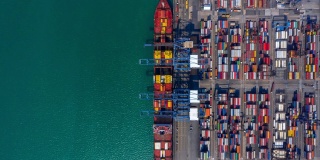 集装箱船用码头起重机载运进出口集装箱箱，全球商业货物货运海运商业贸易物流以及海外世界各地的集装箱船。