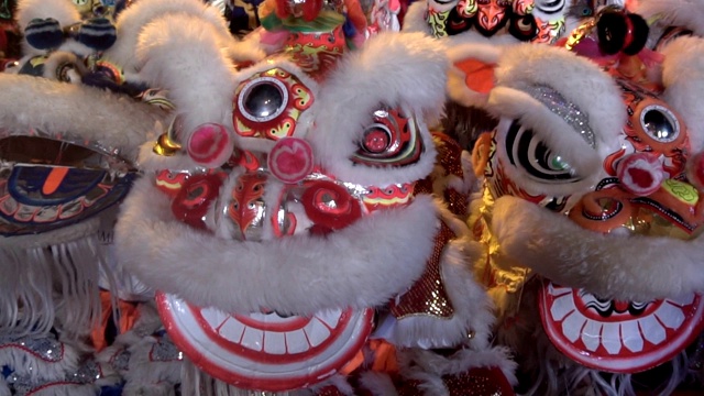 春节期间一群中国狮子表演。