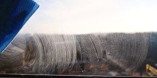 员工手戴橡胶防护手套，用微纤维布擦拭窗户上的灰尘。,大扫除