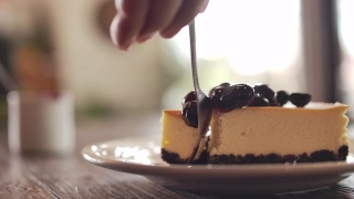 切奶酪蛋糕的特写慢动作视频素材模板下载