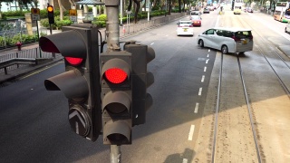 红绿灯过往，香港岛有轨电车视频素材模板下载
