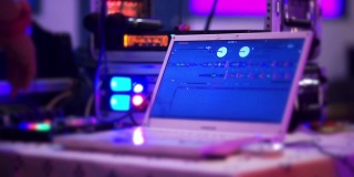 笔记本电脑DJ操作声音混音器。