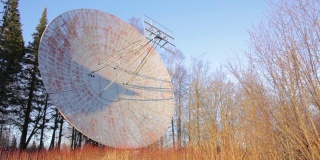 大型射电天文望远镜天线在森林广播信号