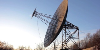 射电望远镜碟形卫星天线在太空中搜索