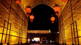 中国陕西西安，古城墙南门灯展，庆祝中国春节视频素材模板下载