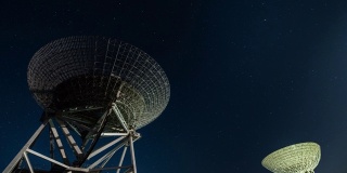 T/L卫星碟形天线在夜晚捕捉星星