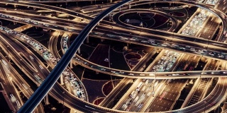 天桥，地铁和城市交通鸟瞰图，黄昏到夜晚过渡/迪拜，阿联酋