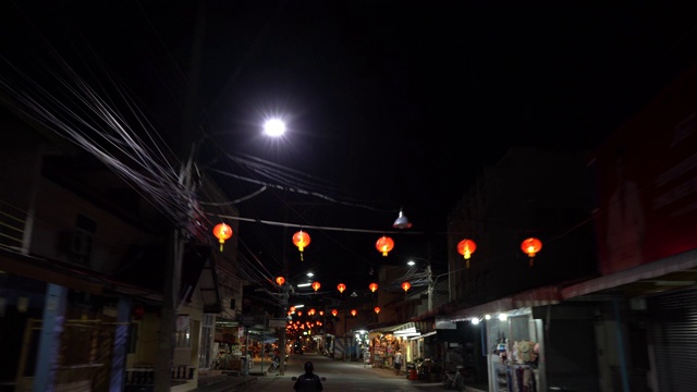 晚上骑在装饰着中国灯笼的街道上