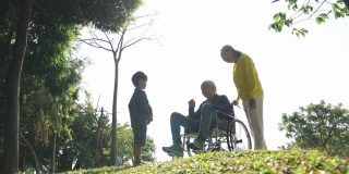 亚洲祖父母和孙子在户外聊天