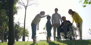 三代亚洲家庭在公园里放松