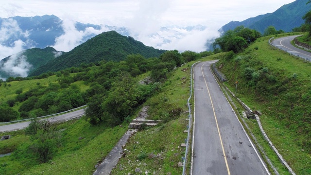 弯弯曲曲的山路在山景中