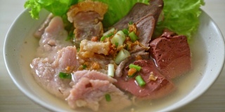猪内脏血冻汤碗配米饭-亚洲风味