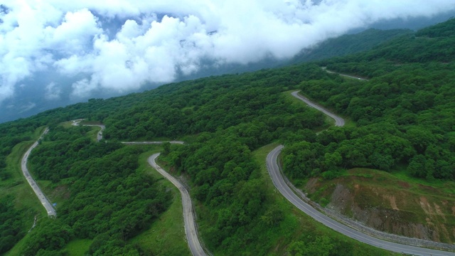 弯弯曲曲的山路在山景中