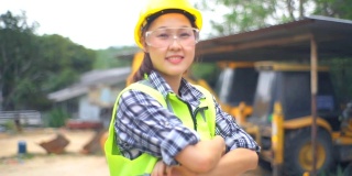 亚洲女工程师微笑着审视一个方案，慢动作