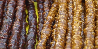 土耳其小吃，一种在市场长凳上吃的甜点。