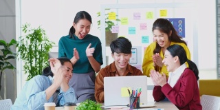 商业上的成功，快乐亚洲创意商业团队为“一个新的好”鼓掌，年轻亚洲团队为获奖项目在会议室办公室鼓掌庆祝