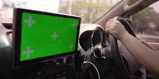 女人驾驶着绿色屏幕的仪表盘收音机触摸屏娱乐单元的现代汽车