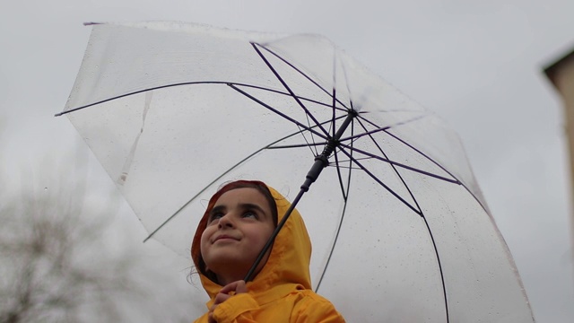 孩子们在下雨时玩耍