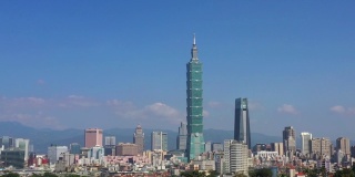 白天，一架无人机拍摄台北。台湾城市景观以旅游吸引和旅游为主