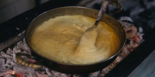准备芝士火锅-传统的土耳其油炸芝士