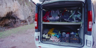 一个女人把她的背包给登山教练，让他把背包装进货车
