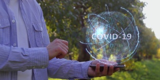 男子展示COVID-19全息影像
