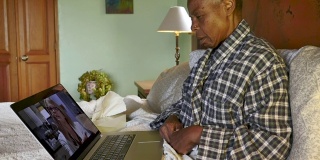 一位年长的黑人妇女在网上和她的医生讨论她的药物